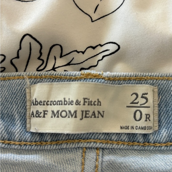 Abercrombie & Fitch Distressed Mom Jeans Size 25/0 - Picture 3 of 4